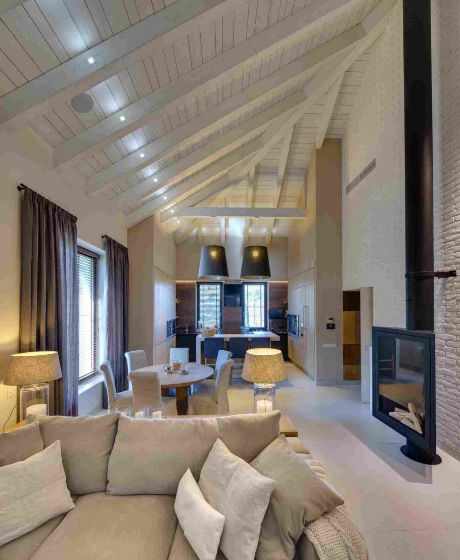 Интерьер с высокими потолками