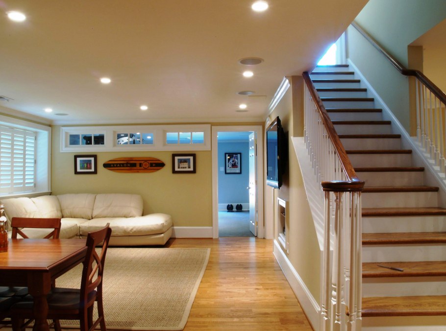 Низк й деревянный потолок