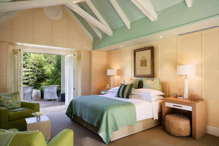 Интерьер спальни в коттедже