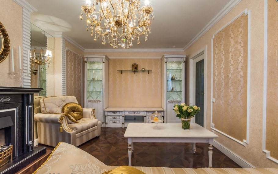 Гостиная с обоями в классическом стиле