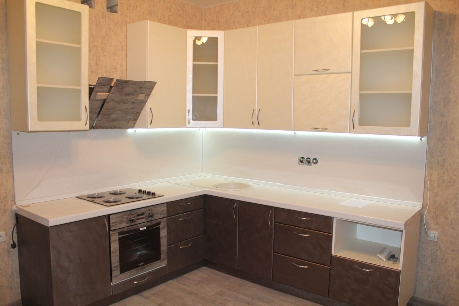 Кухня белый верх баклажан низ