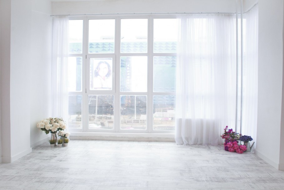 Светлая комната с окном