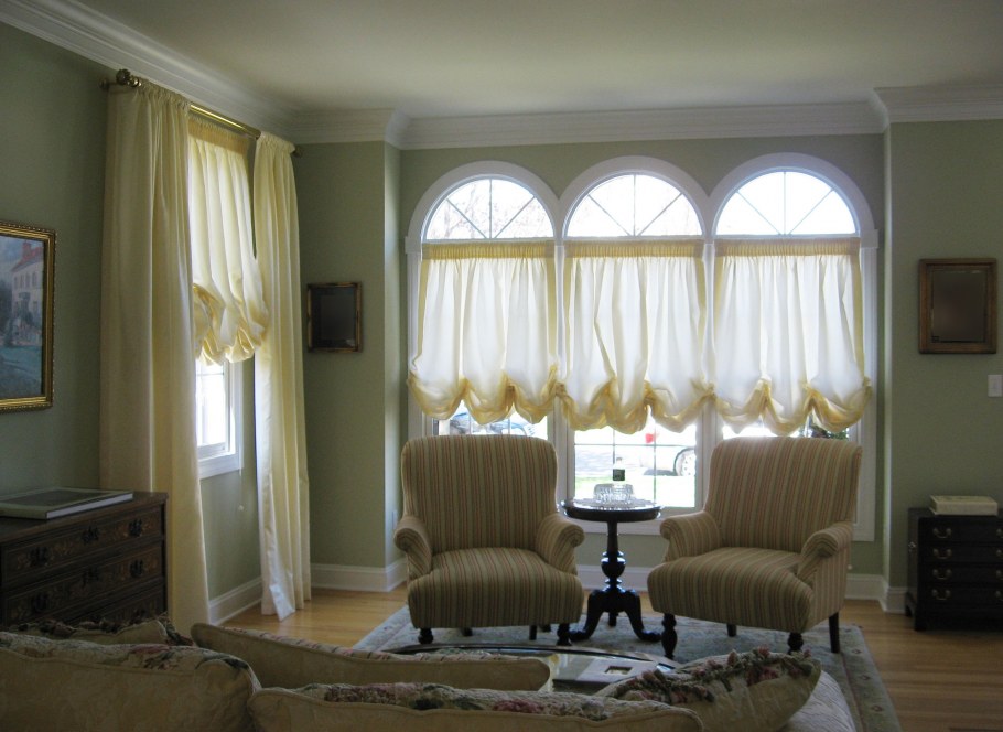 Австрийские шторы в гостинной