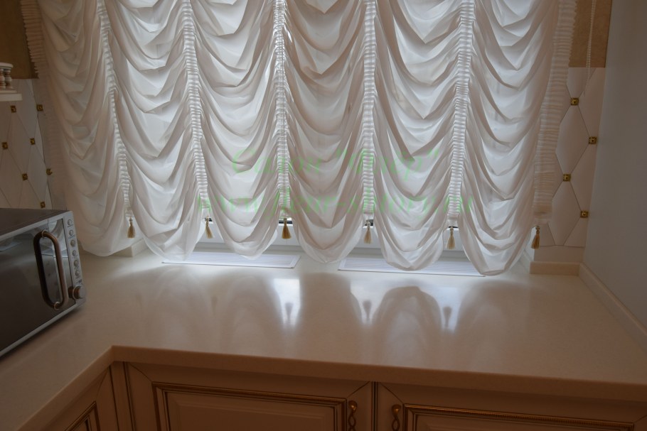 Французские шторы в интерьере кухни