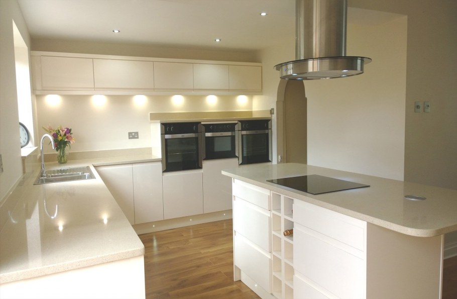 Белая кухня с кремовой столешницей