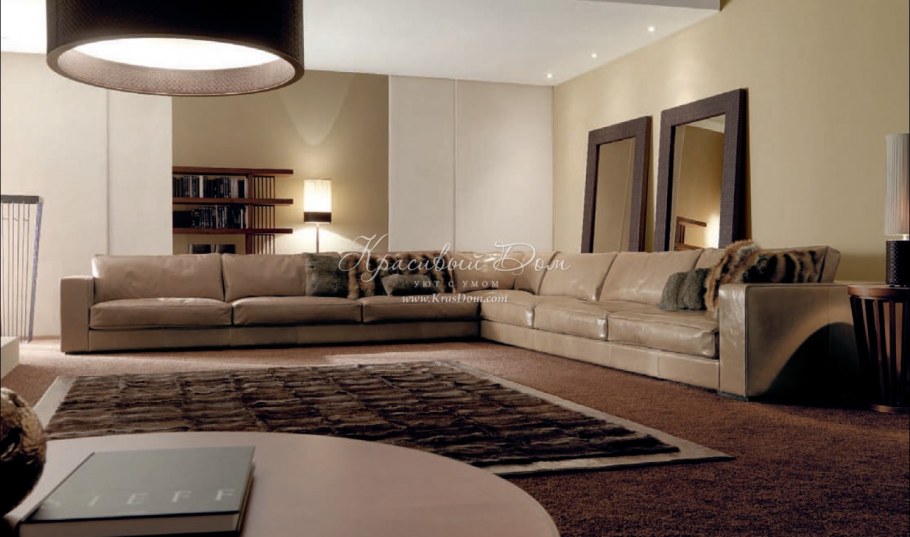 Бежевый кожаный диван в интерьере