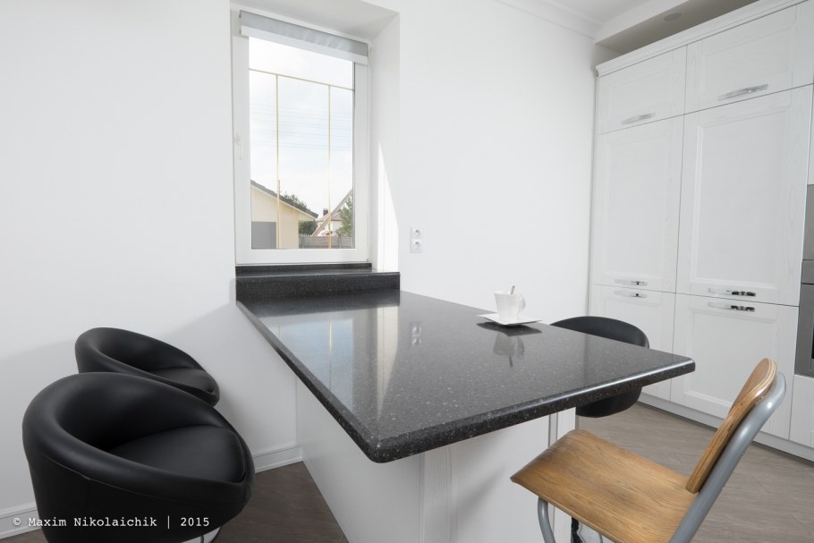 Барная стойка у окна