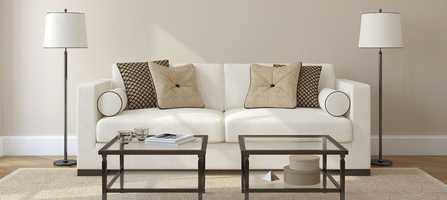 Два торшера возле дивана