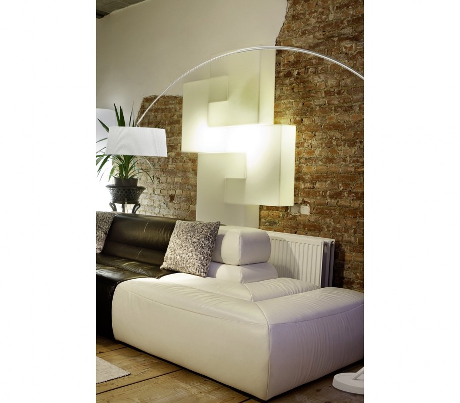 Торшер над диваном