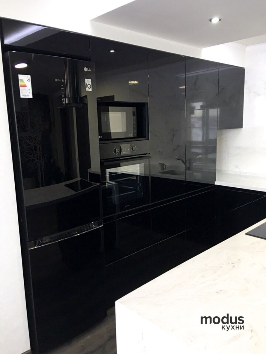 Кухонный гарнитур с черным холодильником