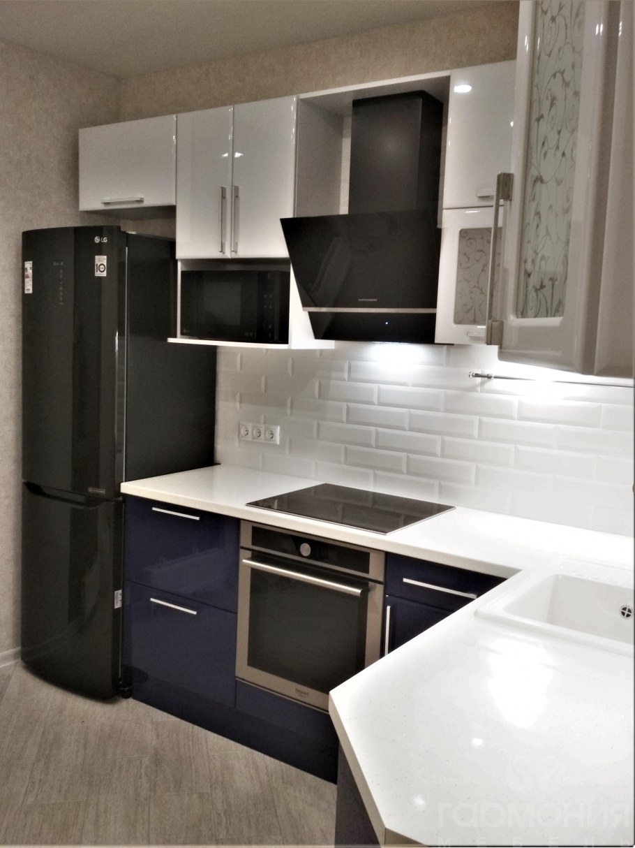 Черный холодильник в интерьере белой кухни