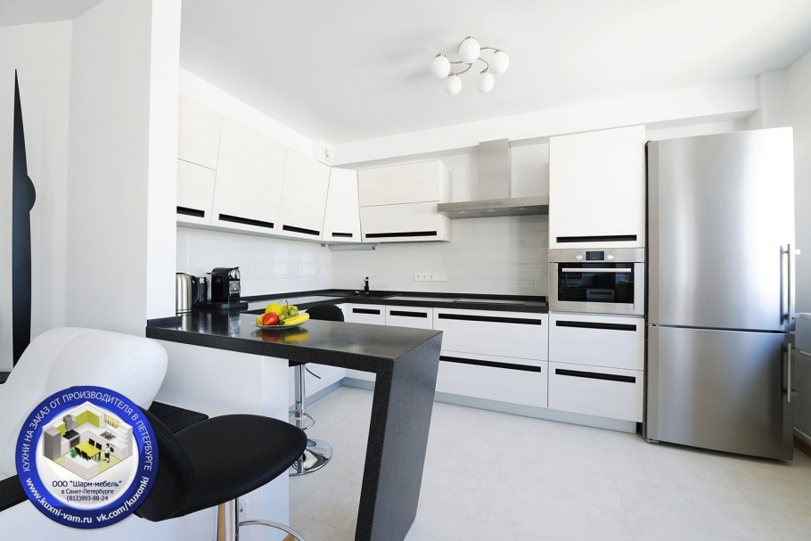 Кухня Сканди с темной столешницей