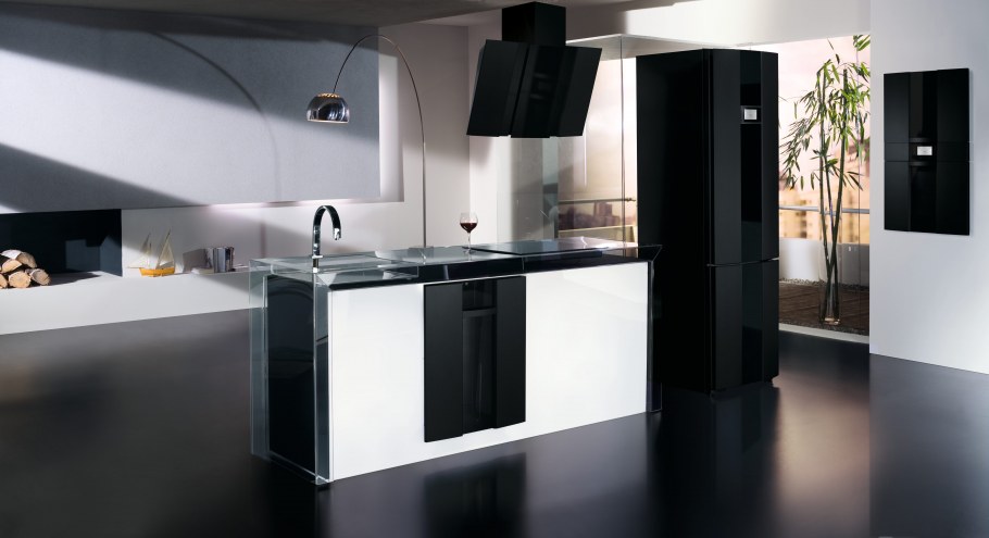 Белая кухня с черным холодильником