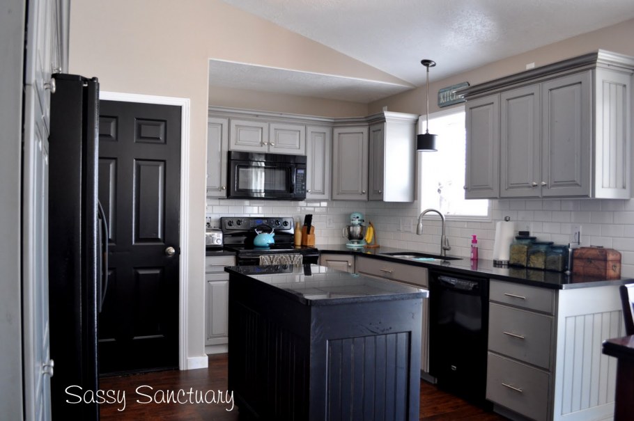 Белая кухня с черной раковиной