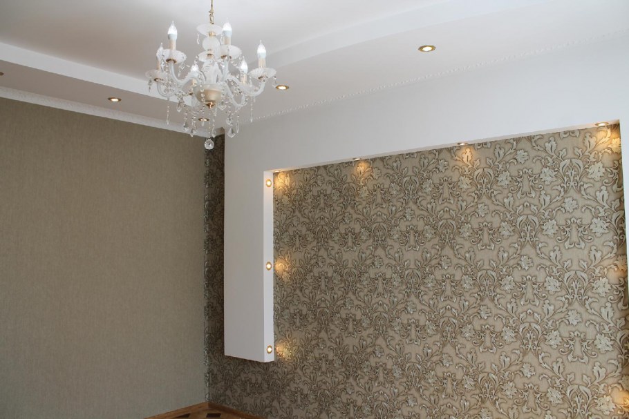 Багеты для стен с разными обоями