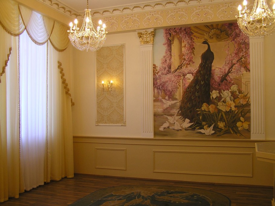 Фреска в молдинге на стене