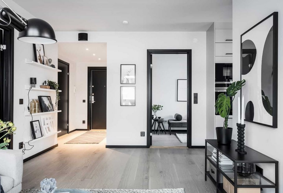 Черные двери в белом интерьере