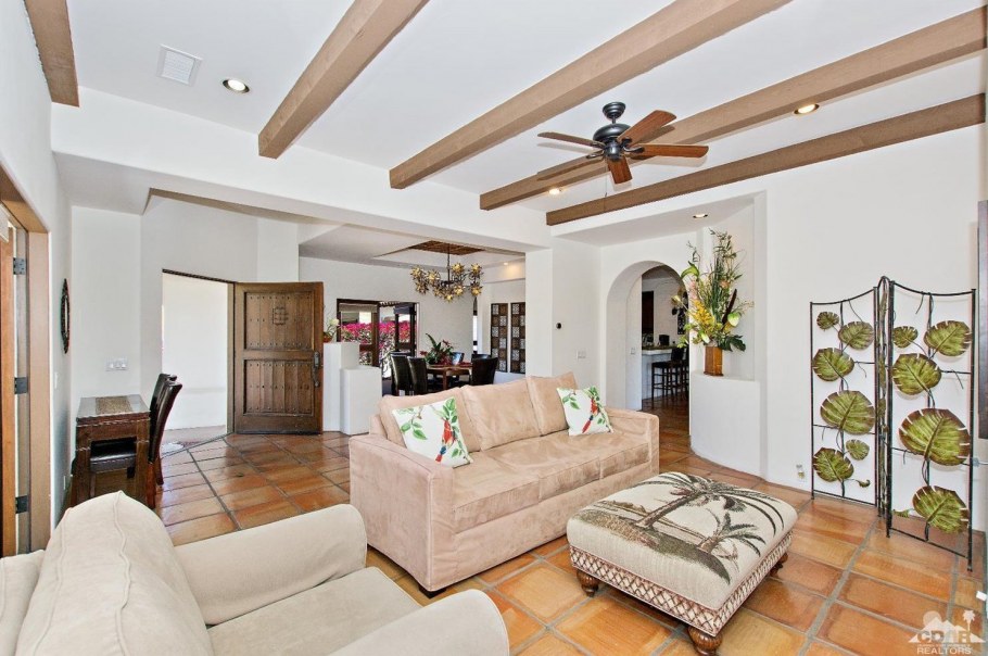 Лестница в доме потолок