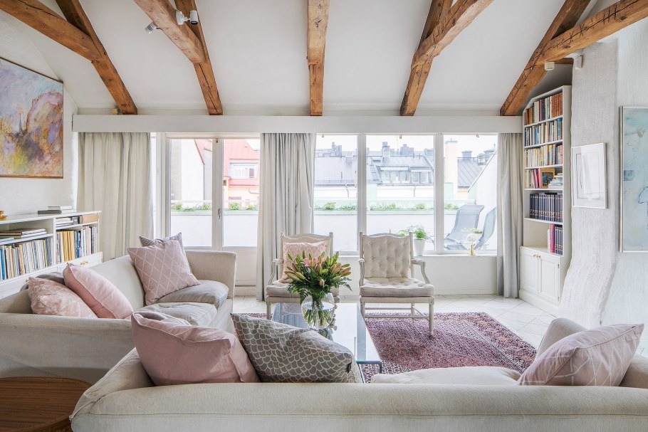 Гостиная в скандинавском стиле с балками