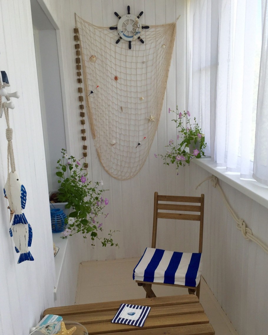 Интерьер в морском стиле со штурвалом