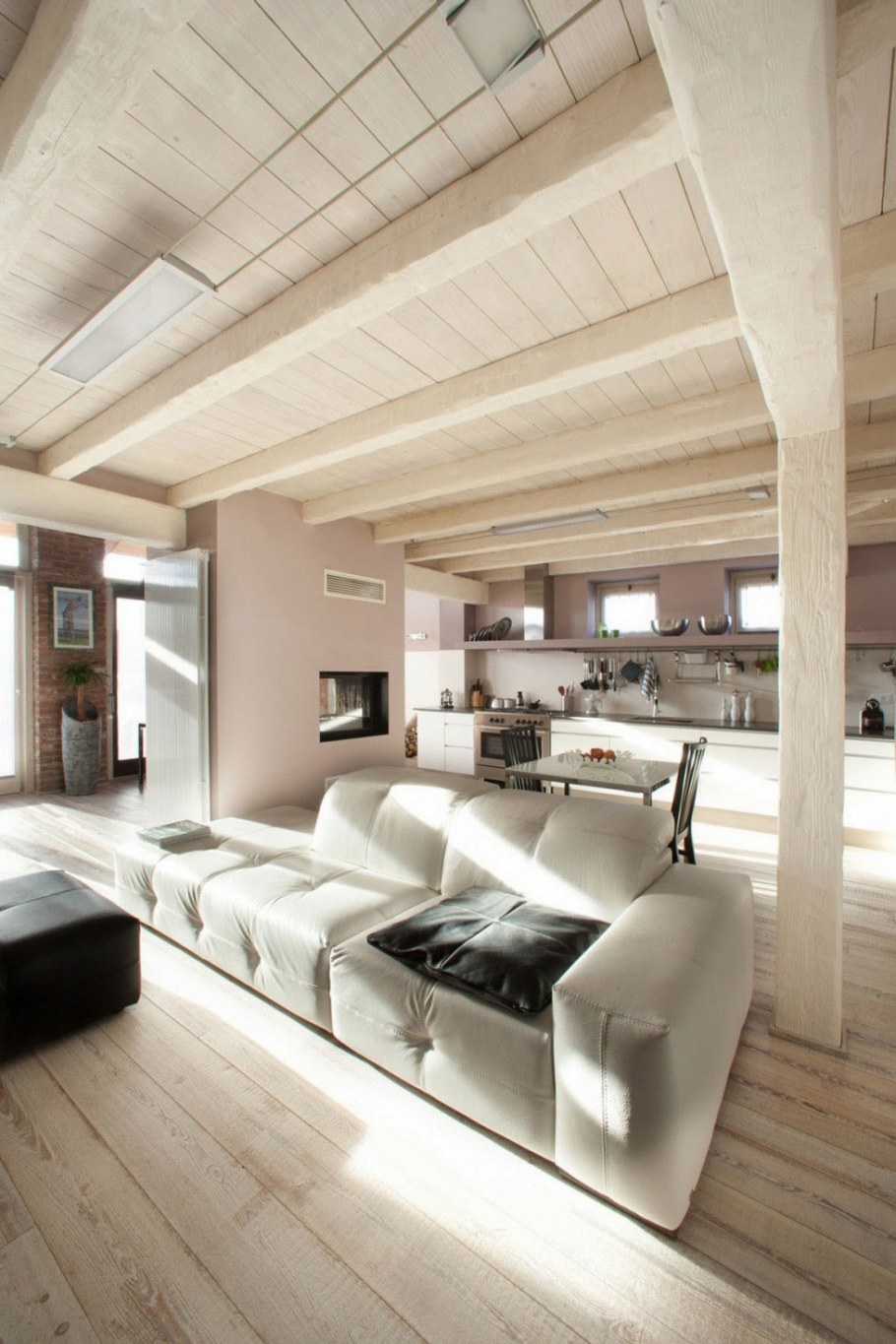 Светлый деревянный потолок