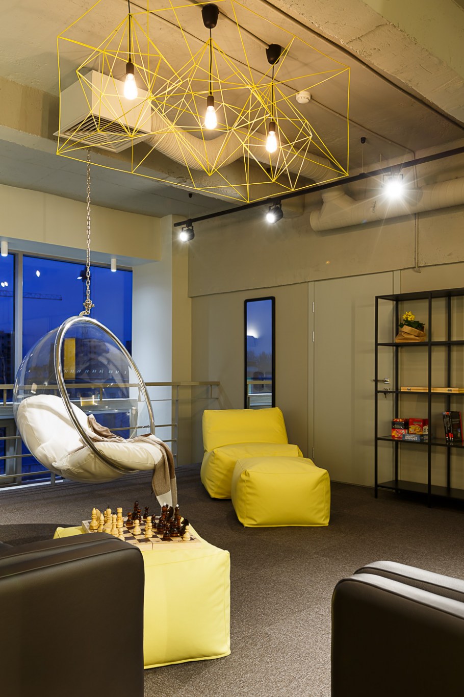 Интерьер с лаундж окном