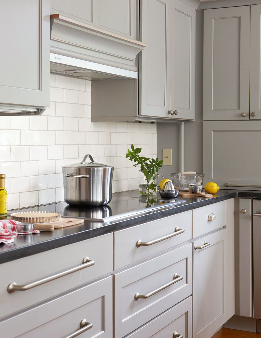 Серая кухня с белой столешницей