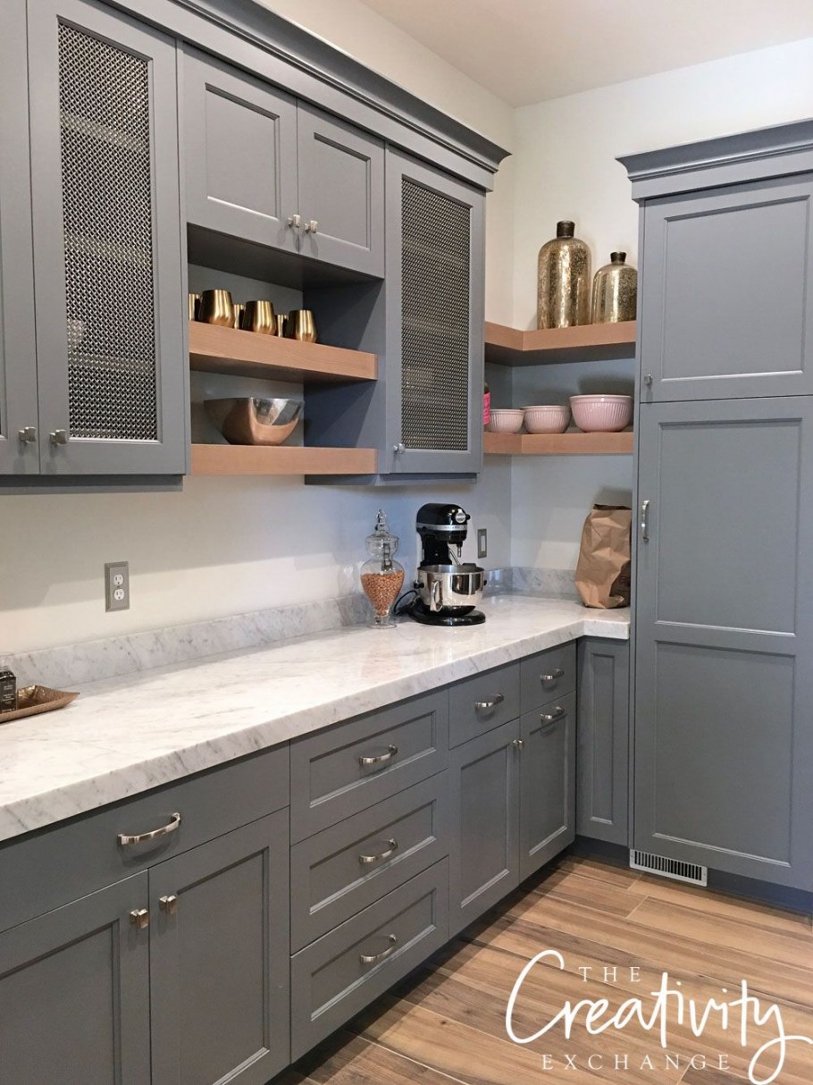 Серая кухня с золотой фурнитурой