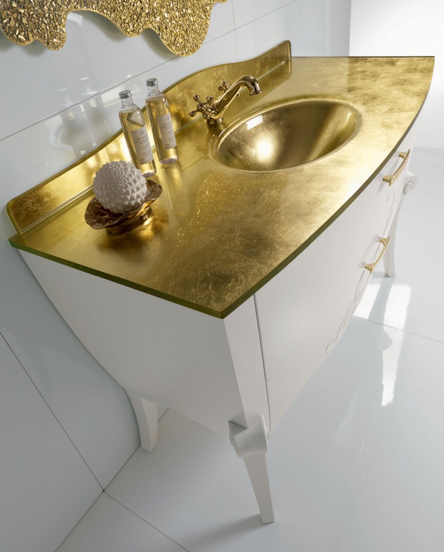 Раковина золотого цвета в ванную комнату