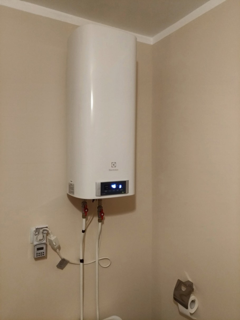 Водонагреватель универсальный 50 л Electrolux EWH 50 Formax