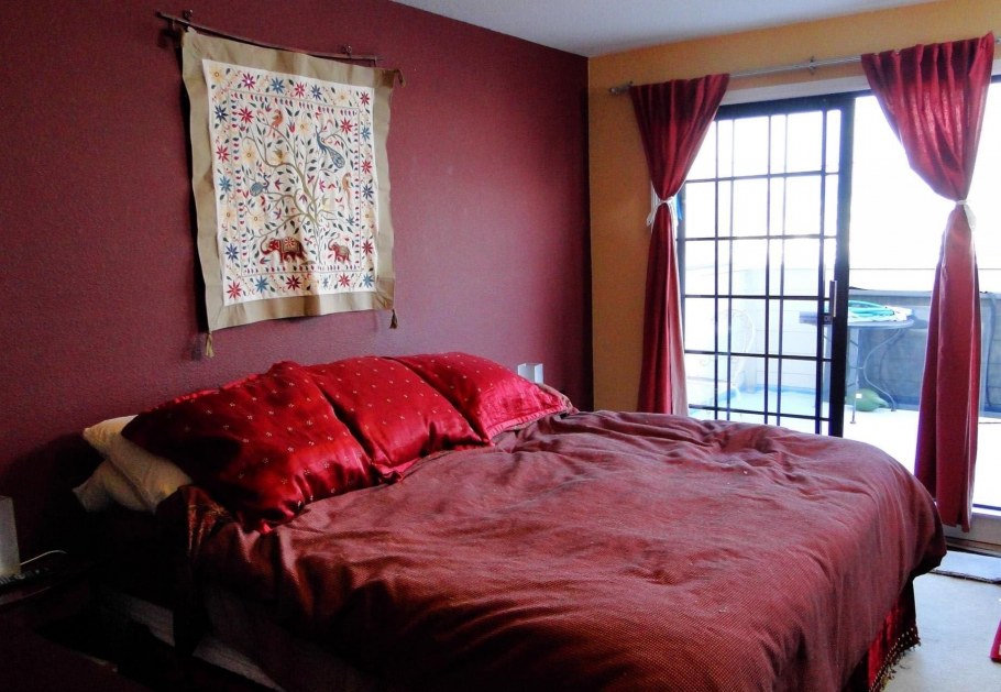 Спальня в бордово бежевых тонах