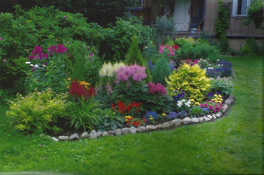 Красивые клумбы на даче