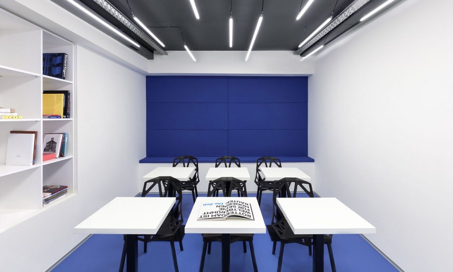 Синие стены в офисе