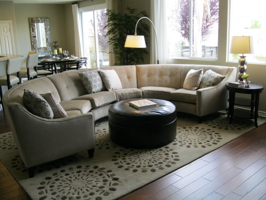 Гостиная с круглым диваном