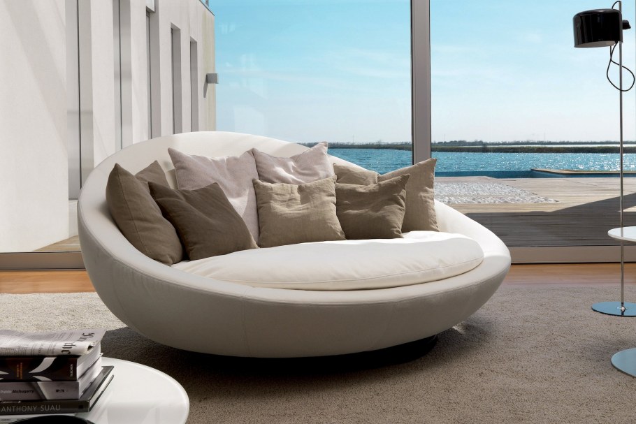 Круглый диван в комнате 18 кв.м. фото