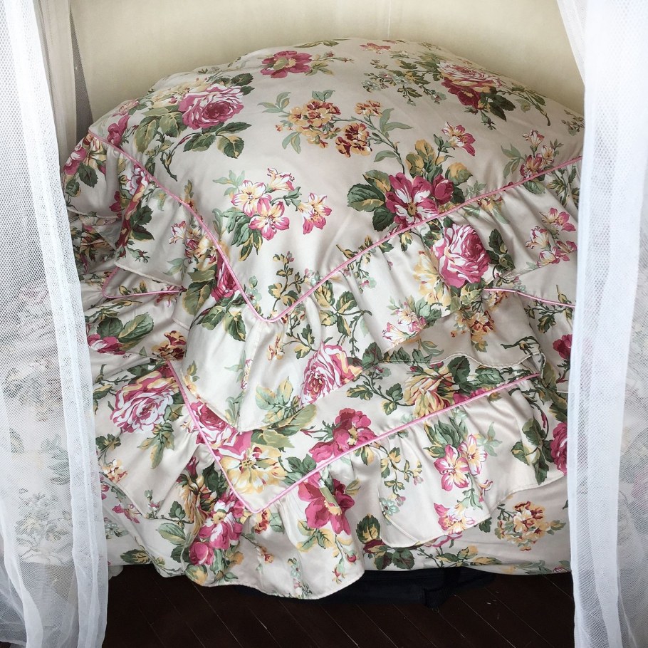 Стеганое одеяло с кружевом