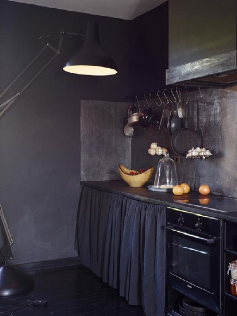 Кухня стены в темных тонах