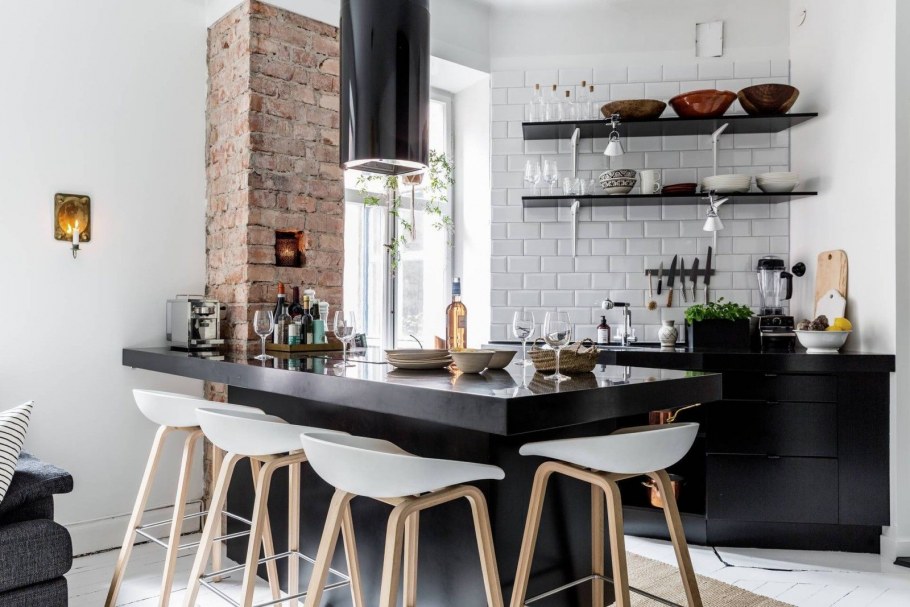 Кухня в скандинавском стиле с черной стеной