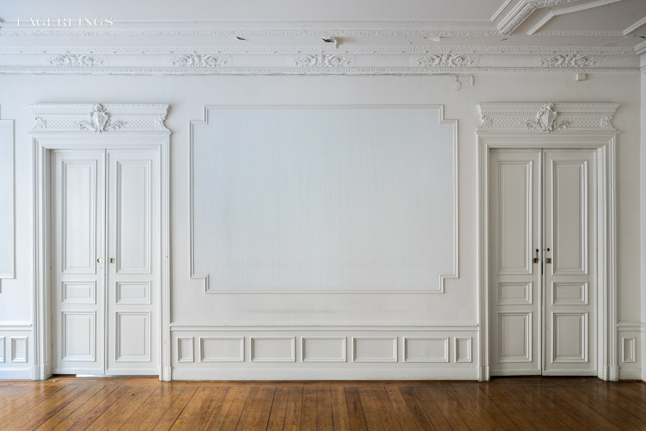 Белая стена с лепниной