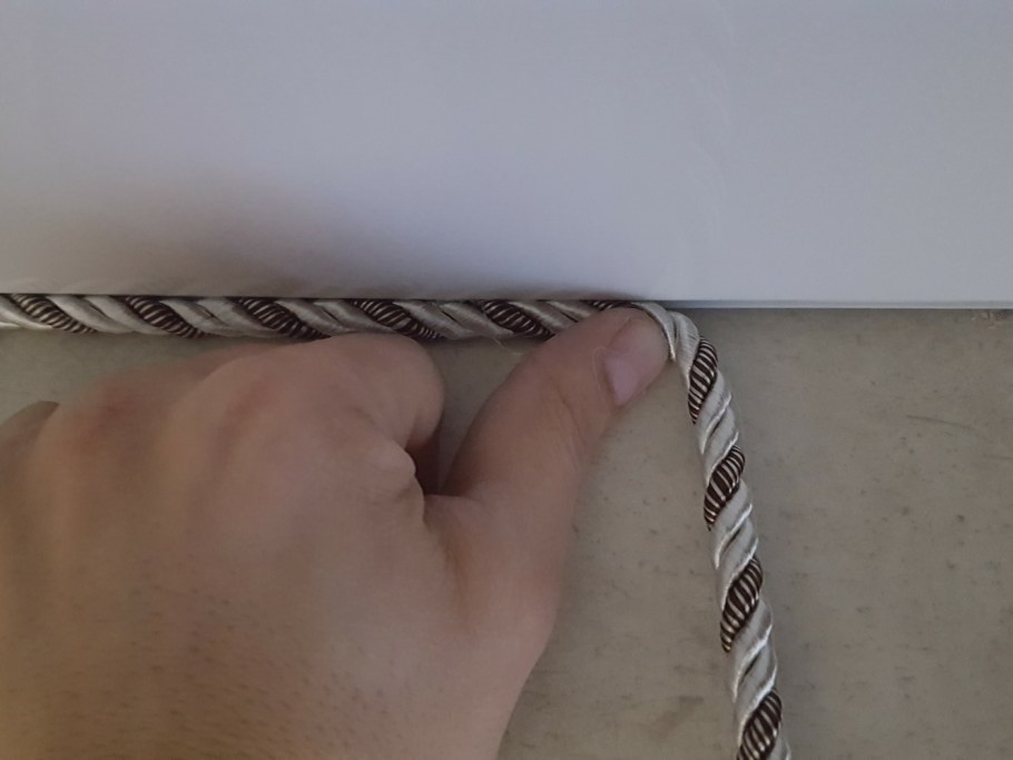 Багет со шнуром потолка