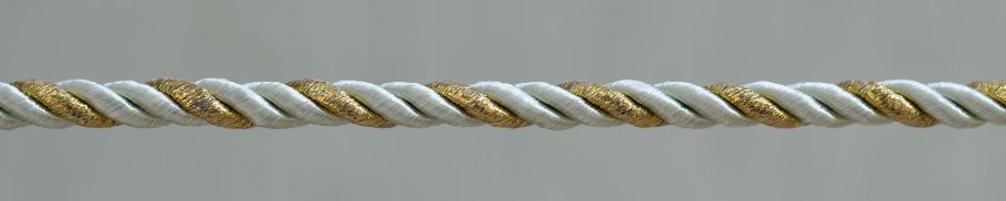 Натяжной потолок со сторпинцами