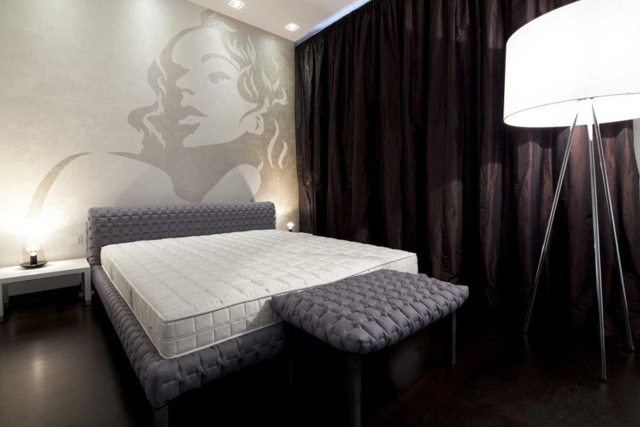 Спальня с темными полами