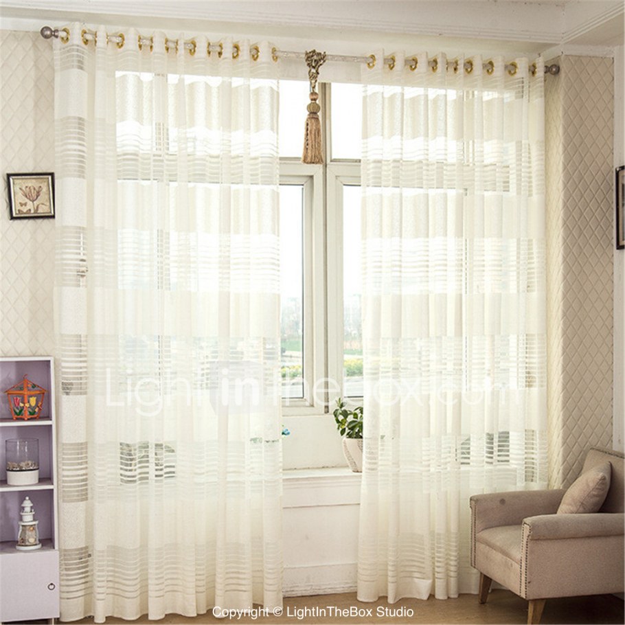 Тюль в полоску на окне