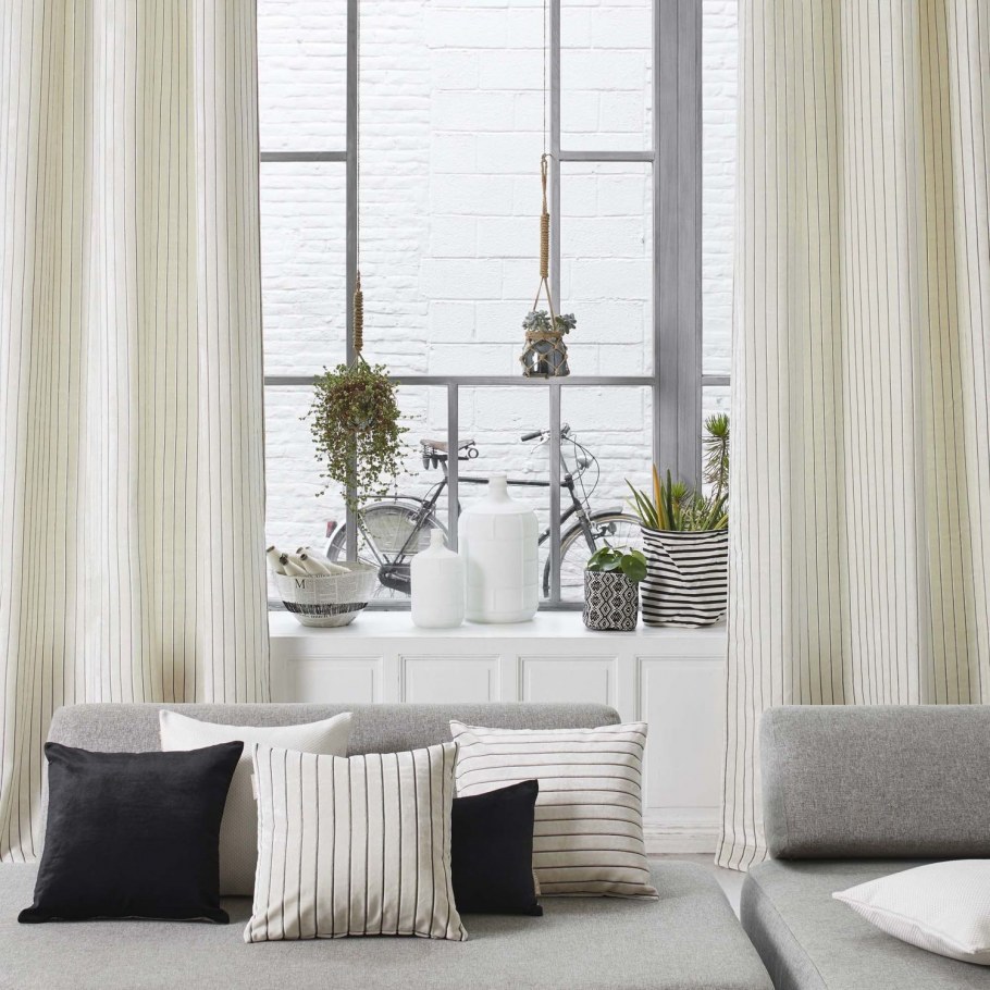 Полосатые шторы на всю стену в интерьере гостиной фото