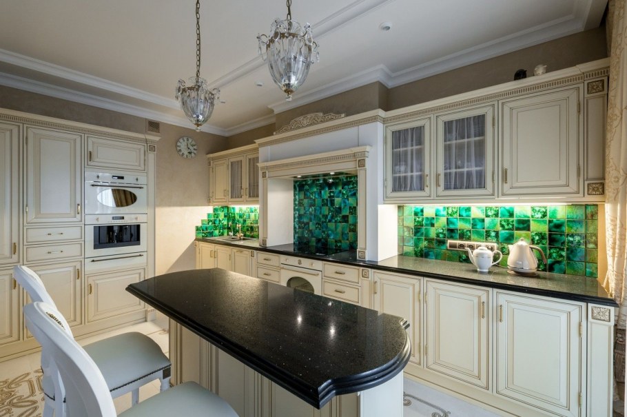 Кухня в изумрудном цвете в классическом стиле