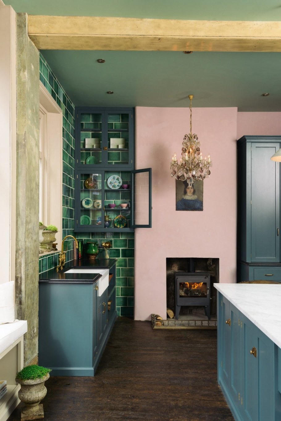 Кухня изумрудного цвета с хрусталем