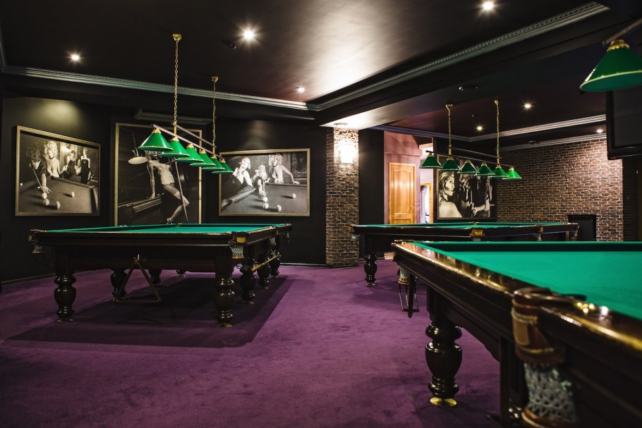 Шикарный бильярдный клуб