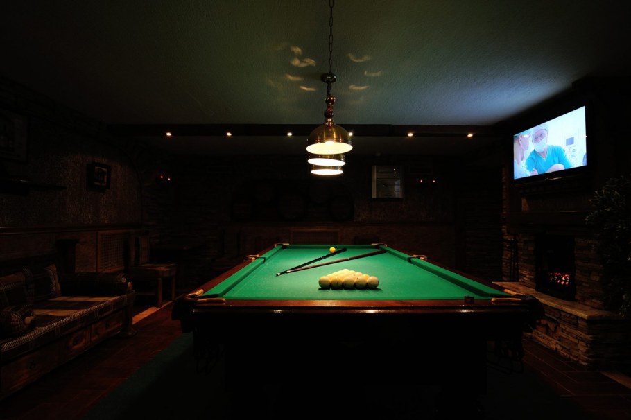 Темная бильярдная