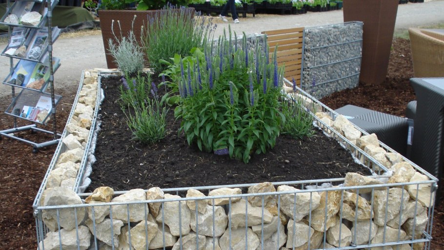 Клумба выложенная камнями