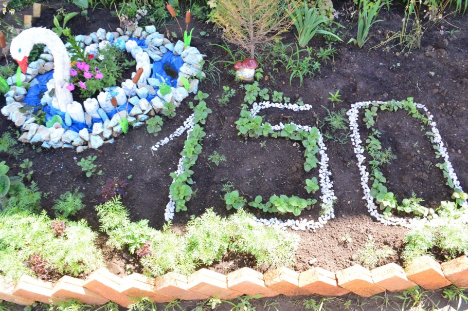 Ограждение грядок камнями